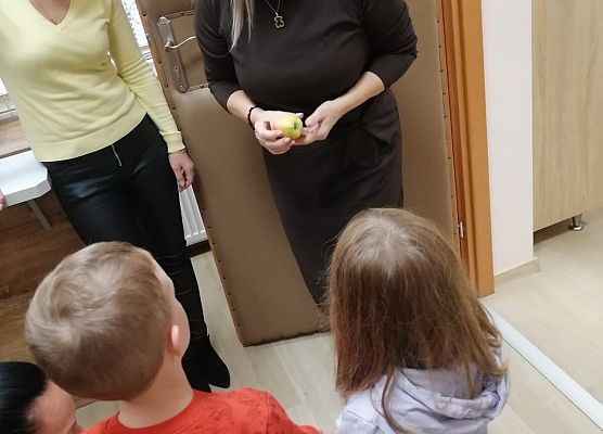 częstowanie jabłkami innych