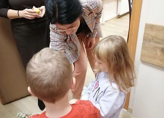 częstowanie jabłkami innych