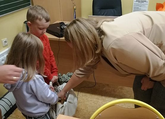 częstowanie jabłkami innych