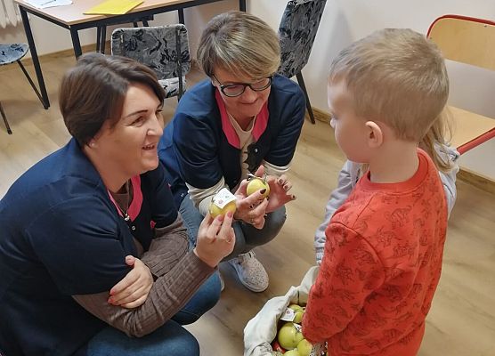 częstowanie jabłkami innych