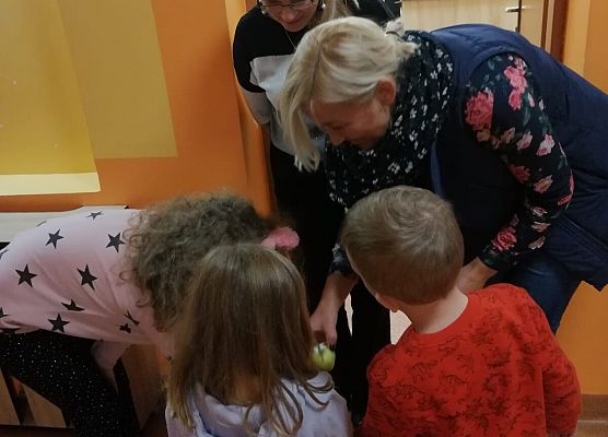 częstowanie jabłkami innych