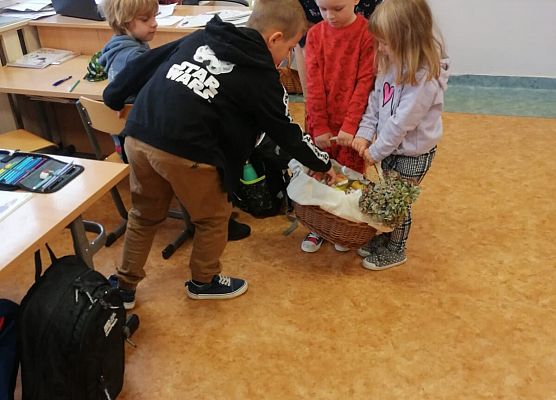 częstowanie jabłkami innych