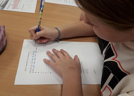uczeń pisze