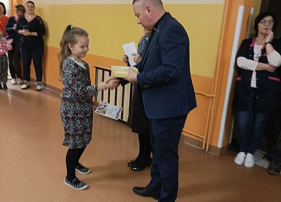 Zdjęcie przedstawiające wręczenie dyplomów