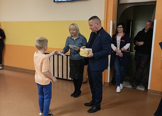 Zdjęcie przedstawiające wręczenie dyplomów