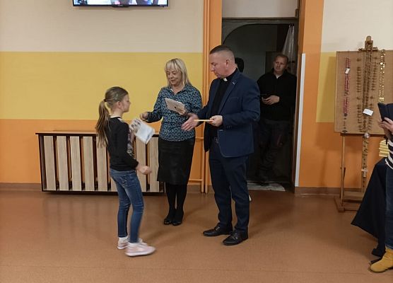 Zdjęcie przedstawiające wręczenie dyplomów