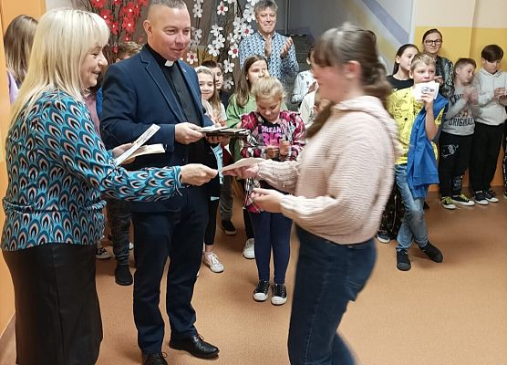 Zdjęcie przedstawiające wręczenie dyplomów