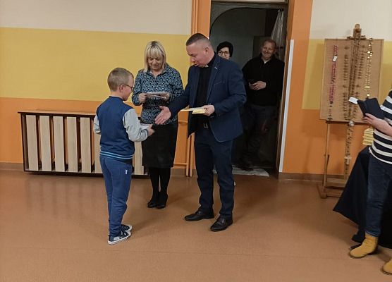 Zdjęcie przedstawiające wręczenie dyplomów