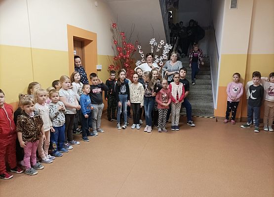 Zdjęcie przedstawiające wręczenie dyplomów