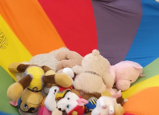 zabawa z misiami i chustą Klanzy