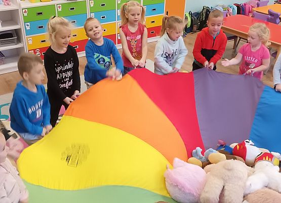 zabawa z misiami i chustą Klanzy