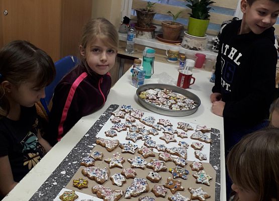 Grafika 2: Świąteczne dekorowanie pierników