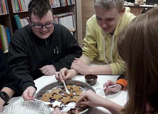 Grafika 7: Świąteczne dekorowanie pierników