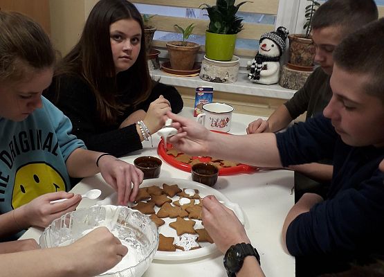 Grafika 8: Świąteczne dekorowanie pierników