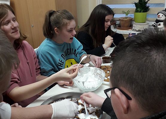 Grafika 9: Świąteczne dekorowanie pierników