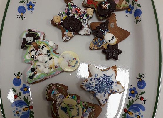 Grafika 1: Świąteczne dekorowanie pierników