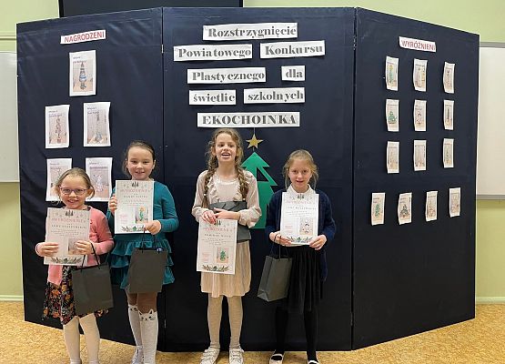 wyróżnione uczennice naszej szkoły grafika