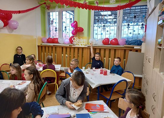 uczniowie w kawiarence