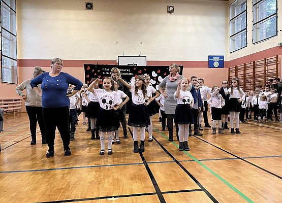 Dzieci tańczą z babciami