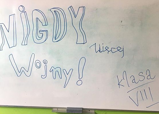 napis NIGDY WIĘCEJ WOJNY