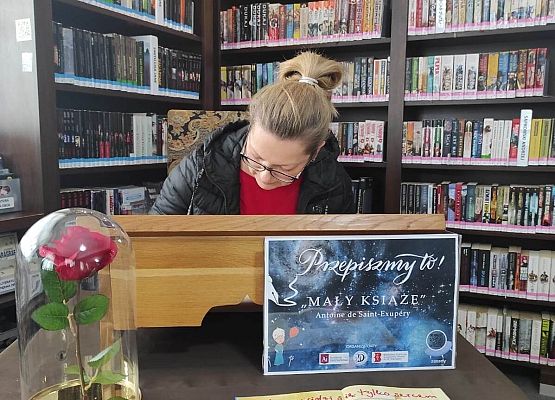 przepisywanie tekstu w Bibliotece Miejskiej w Lęborku