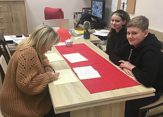 Pani dyrektor przepisuje tekst w towarzystwie uczniów