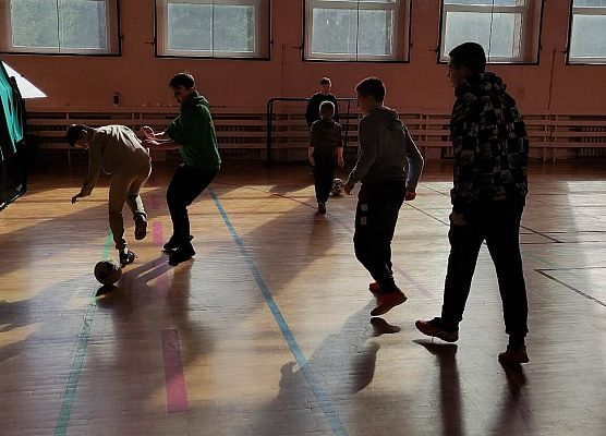 gry zespołowe na sali gimnastycznej