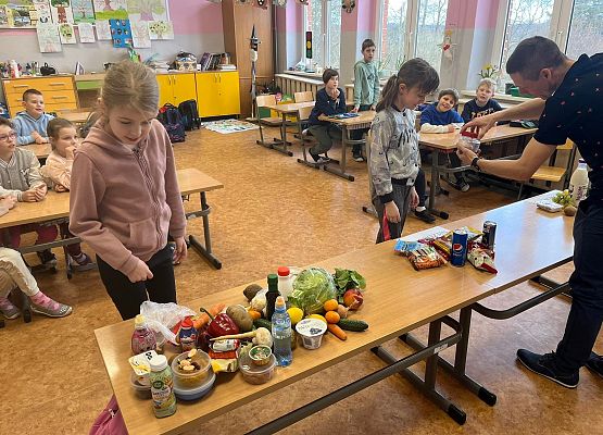 Uczniowie klasy 2 dzielą produkty na zdrowe i niezdrowe.