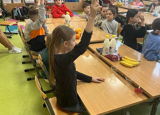 Uczniowie zadają pytania dietetykowi