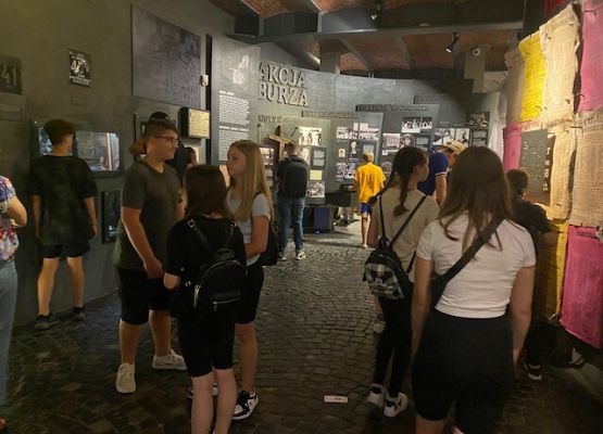 Uczniowie w trakcie zwiedzania historycznych miejsc w Warszawie