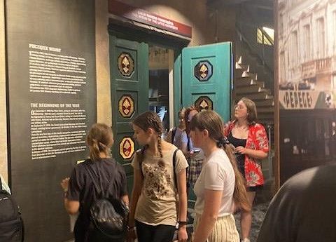 Uczniowie w trakcie zwiedzania historycznych miejsc w Warszawie