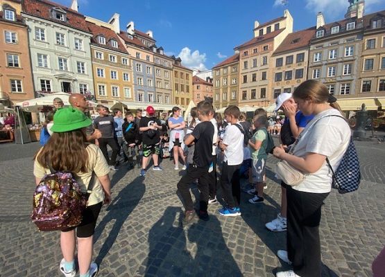 Uczniowie w trakcie zwiedzania historycznych miejsc w Warszawie