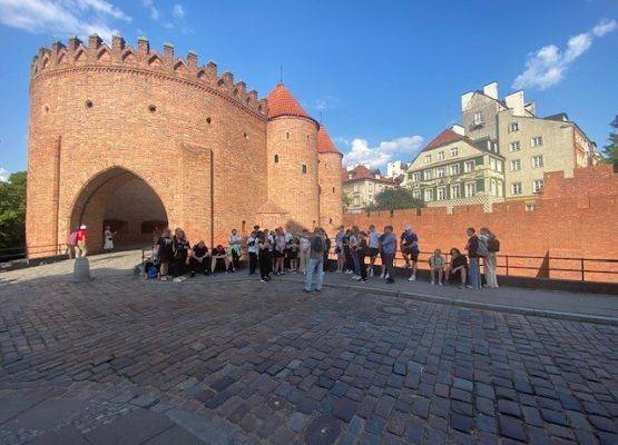 Uczniowie w trakcie zwiedzania historycznych miejsc w Warszawie
