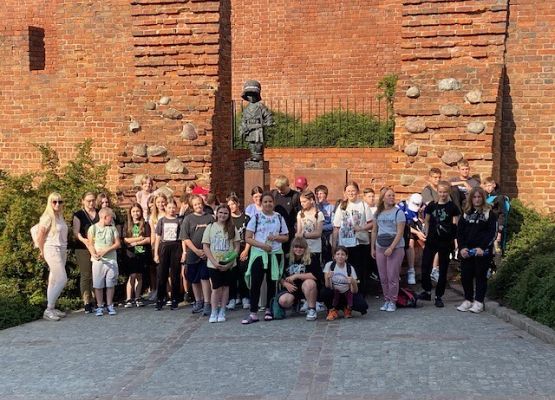 Uczniowie w trakcie zwiedzania historycznych miejsc w Warszawie