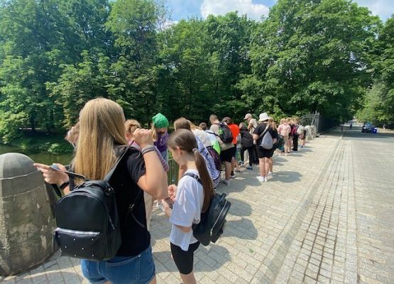 Uczniowie w trakcie zwiedzania historycznych miejsc w Warszawie