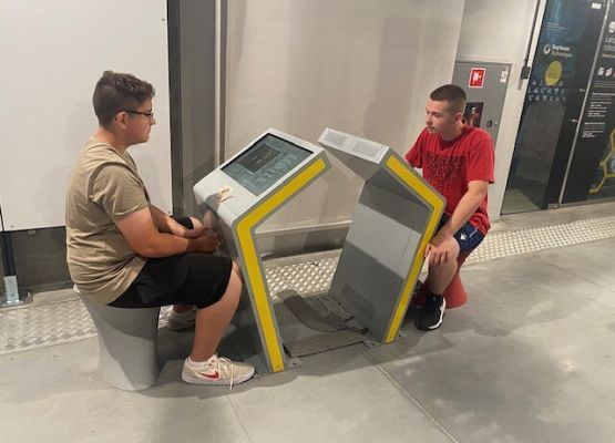 Uczniowie w trakcie zwiedzania historycznych miejsc w Warszawie