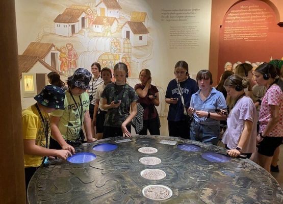 Uczniowie w trakcie zwiedzania historycznych miejsc w Warszawie