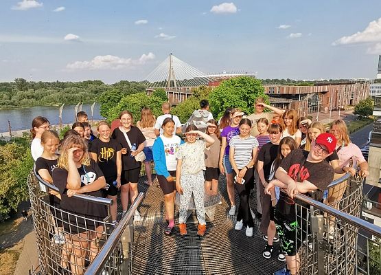 Uczniowie w trakcie zwiedzania historycznych miejsc w Warszawie