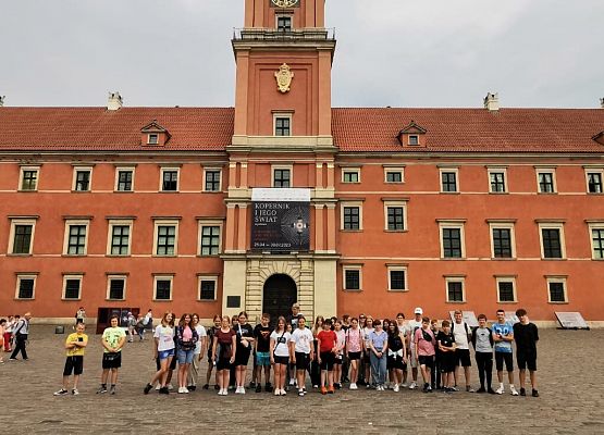 Uczniowie w trakcie zwiedzania historycznych miejsc w Warszawie