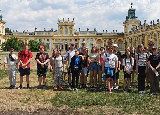 Uczniowie w trakcie zwiedzania historycznych miejsc w Warszawie