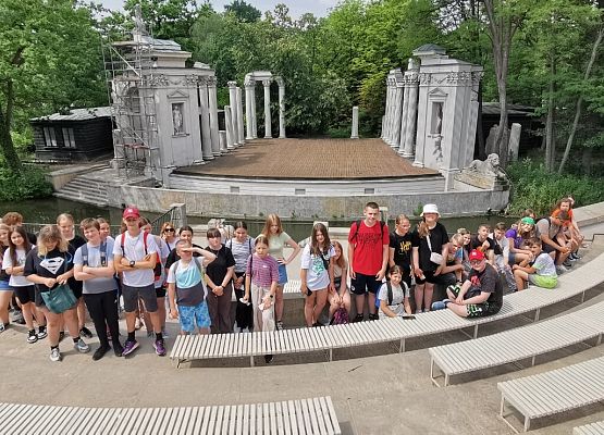 Uczniowie w trakcie zwiedzania historycznych miejsc w Warszawie