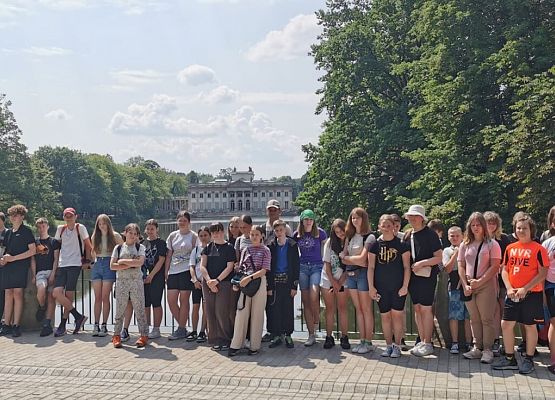 Uczniowie w trakcie zwiedzania historycznych miejsc w Warszawie