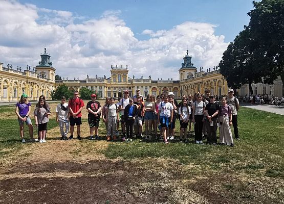 Uczniowie w trakcie zwiedzania historycznych miejsc w Warszawie