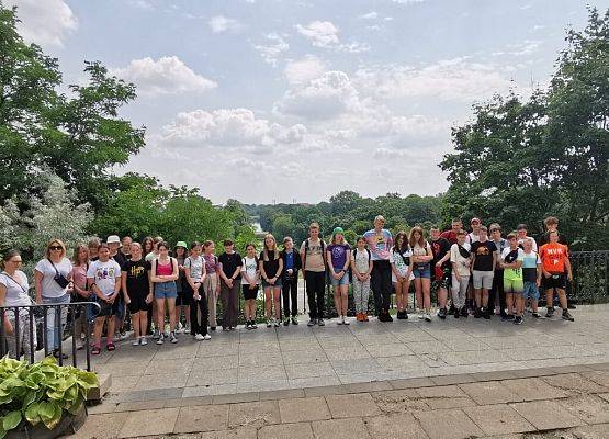 Uczniowie w trakcie zwiedzania historycznych miejsc w Warszawie