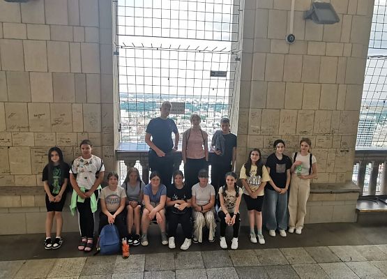 Uczniowie w trakcie zwiedzania historycznych miejsc w Warszawie