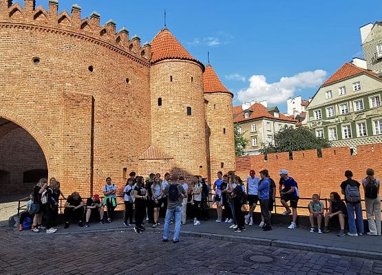Uczniowie w trakcie zwiedzania historycznych miejsc w Warszawie