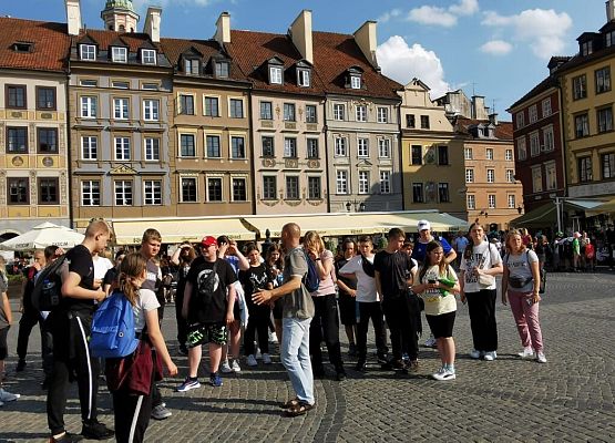 Uczniowie w trakcie zwiedzania historycznych miejsc w Warszawie