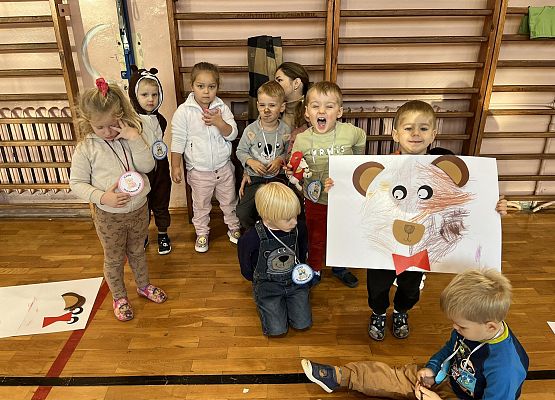 ułóż misia z zawiązanymi oczami