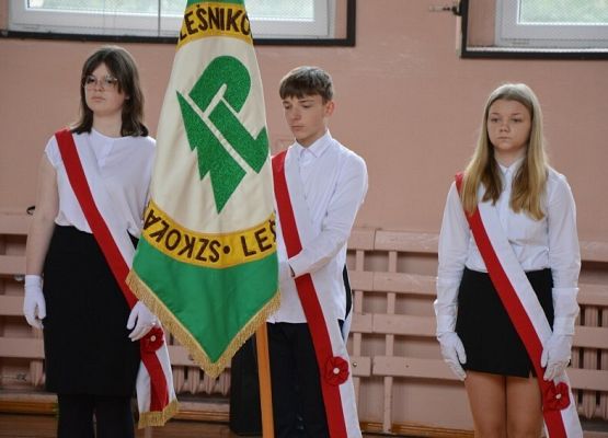 Grafika 111: Dzień Patrona Szkoły oraz Stulecie Lasów Państwowych