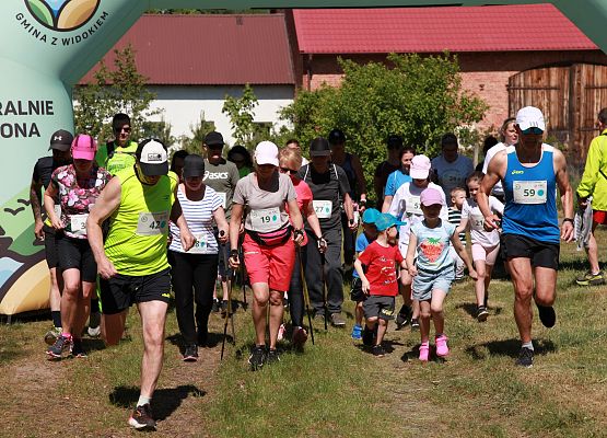 Grafika 37: "Rodzinny Bieg Leśnika" na 8 kilometrów przy Szkole Podstawowej w Leśnicach